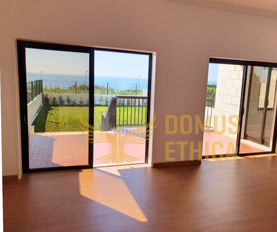 Unique 3-bedroom house on the seafront, Parede, Cascais