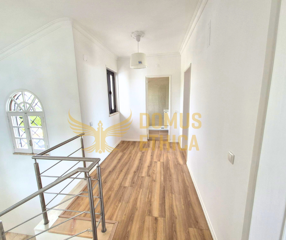 Unique 3-bedroom house on the seafront, Parede, Cascais