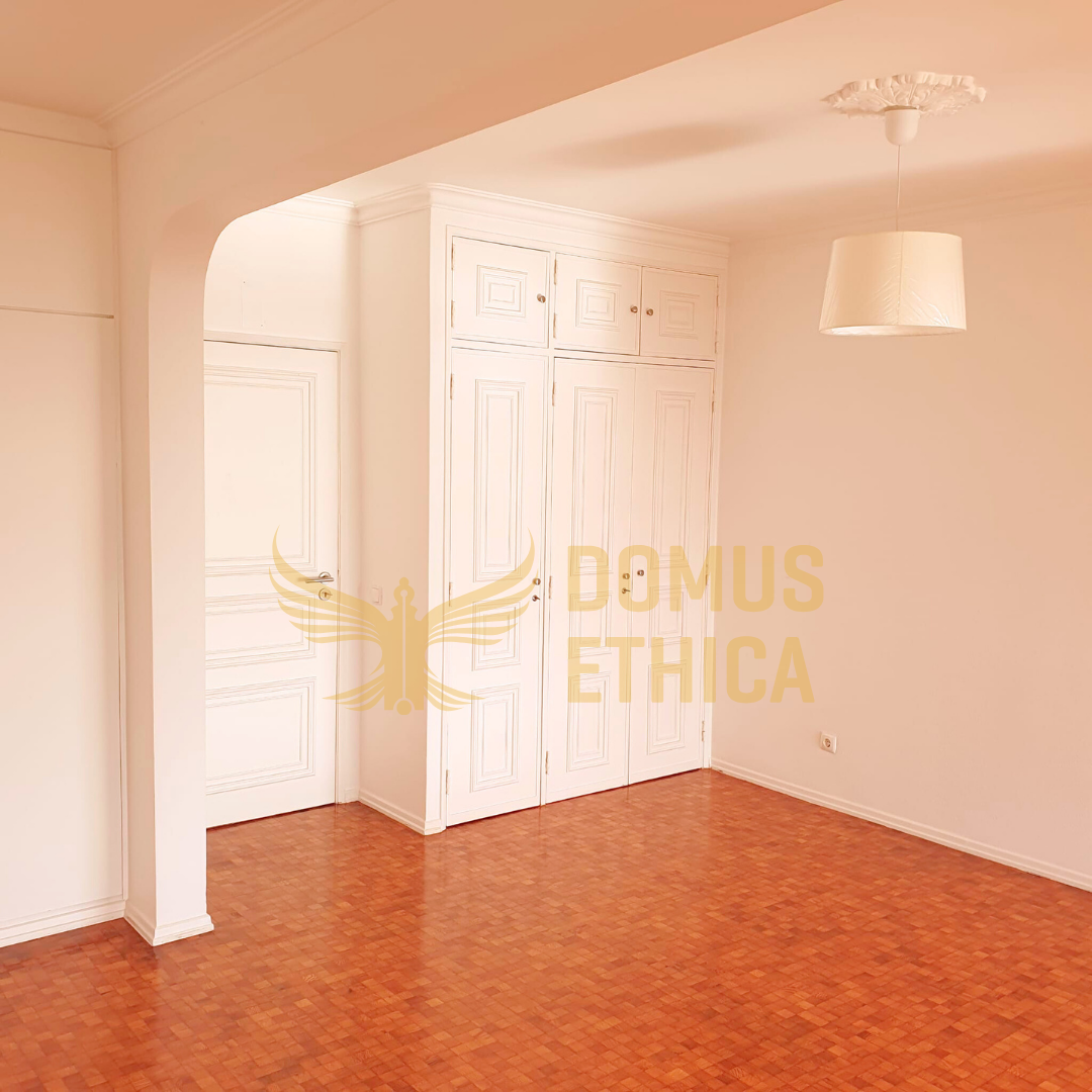 Unique 3-bedroom house on the seafront, Parede, Cascais