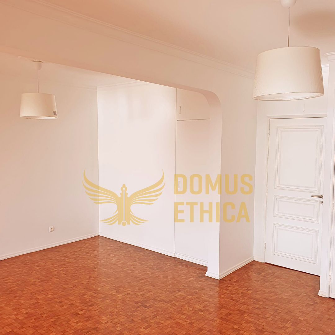 Unique 3-bedroom house on the seafront, Parede, Cascais