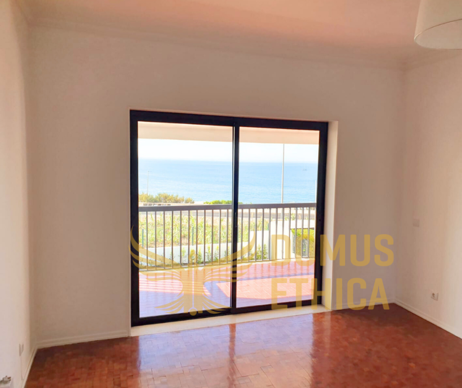 Unique 3-bedroom house on the seafront, Parede, Cascais