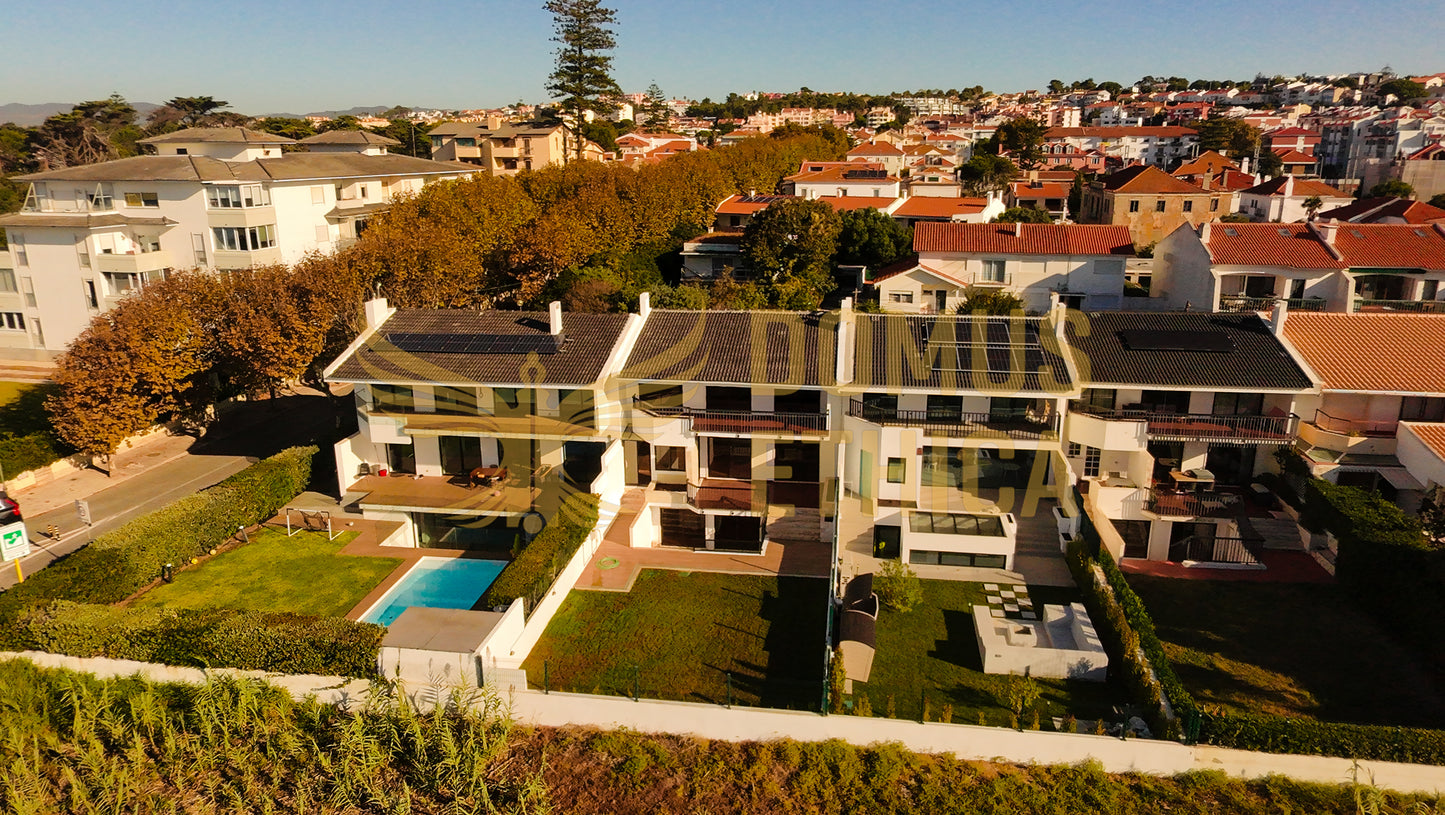 Unique 3-bedroom house on the seafront, Parede, Cascais