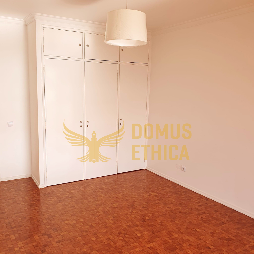 Unique 3-bedroom house on the seafront, Parede, Cascais