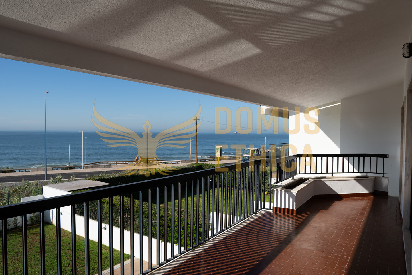 Unique 3-bedroom house on the seafront, Parede, Cascais