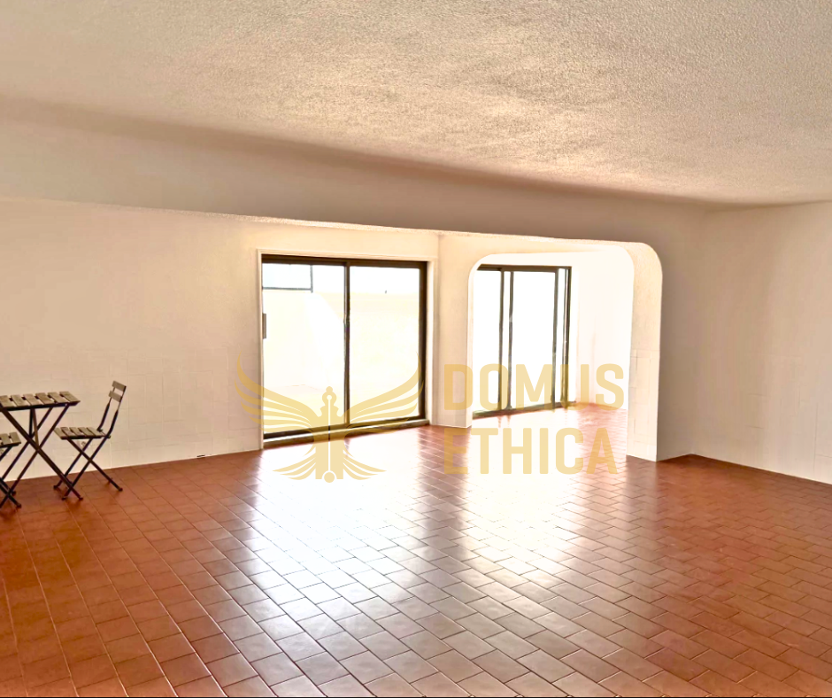 Unique 3-bedroom house on the seafront, Parede, Cascais