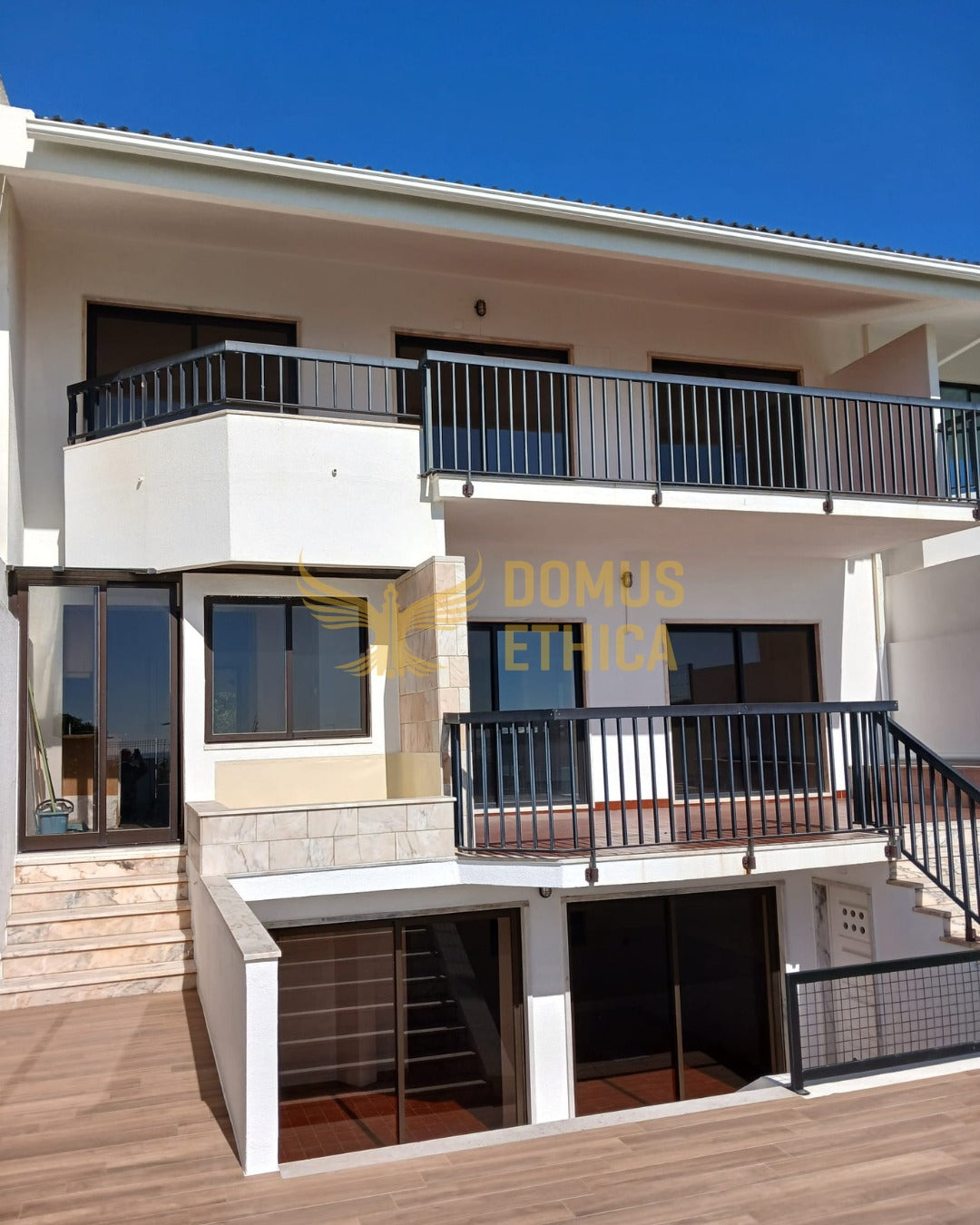 Unique 3-bedroom house on the seafront, Parede, Cascais