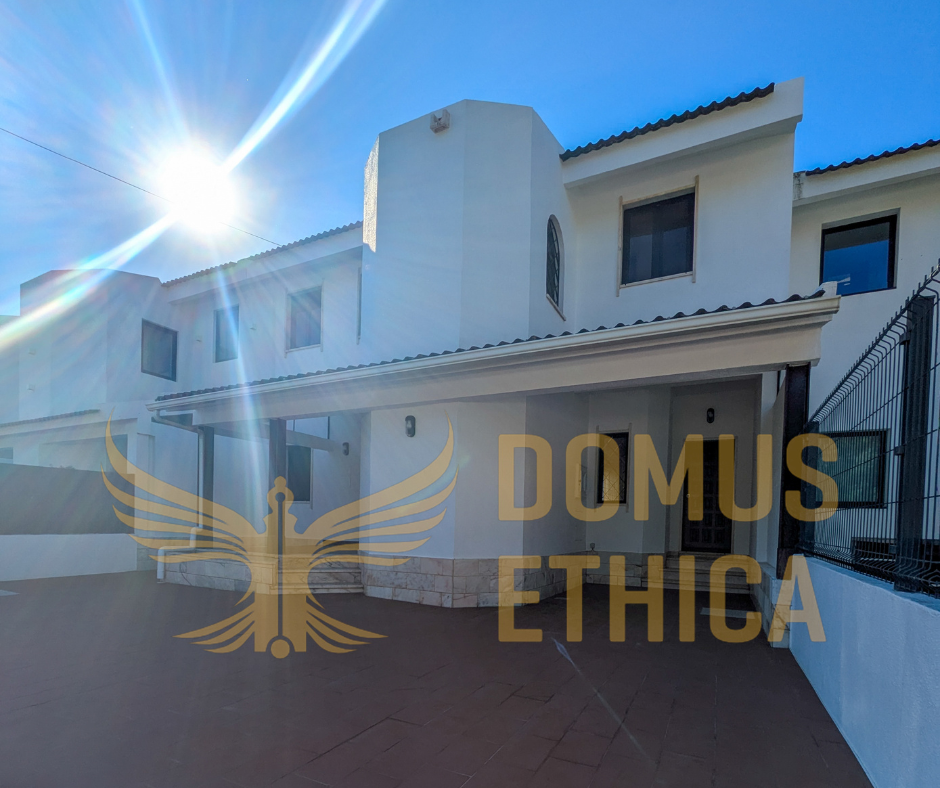 Unique 3-bedroom house on the seafront, Parede, Cascais