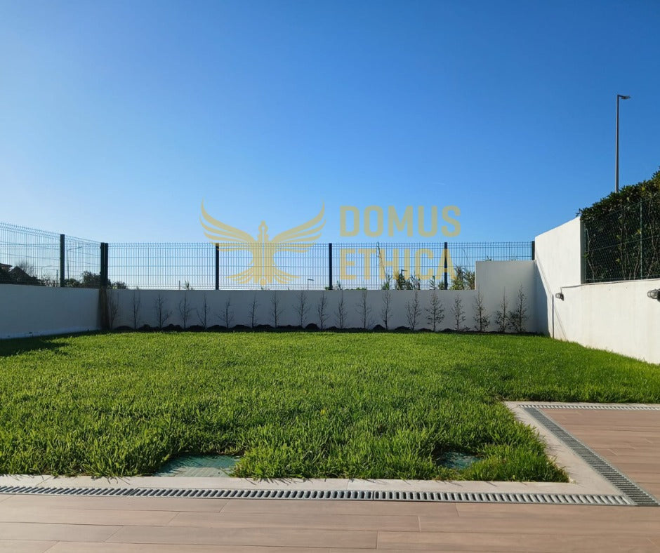 Unique 3-bedroom house on the seafront, Parede, Cascais