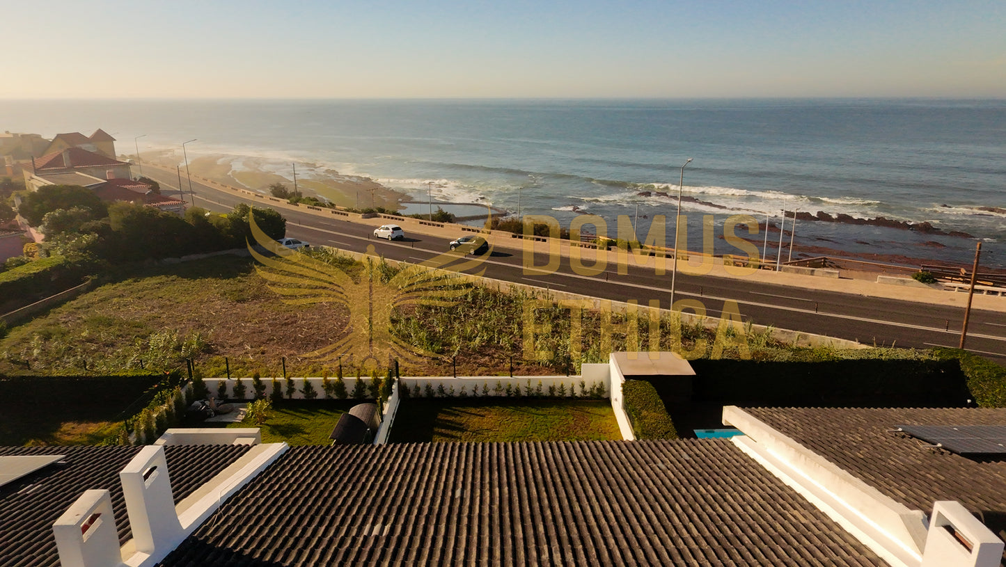 Unique 3-bedroom house on the seafront, Parede, Cascais