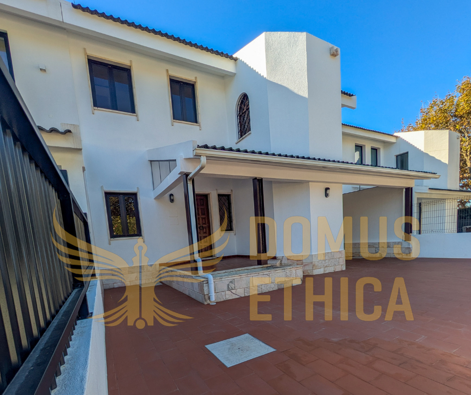 Unique 3-bedroom house on the seafront, Parede, Cascais