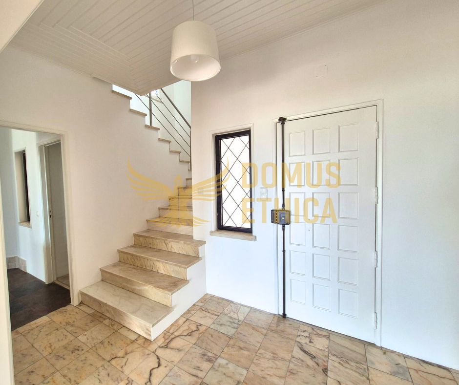 Unique 3-bedroom house on the seafront, Parede, Cascais