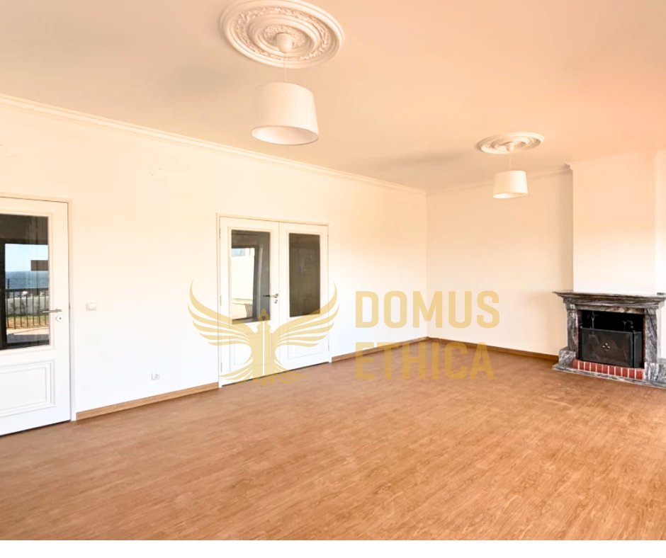 Unique 3-bedroom house on the seafront, Parede, Cascais