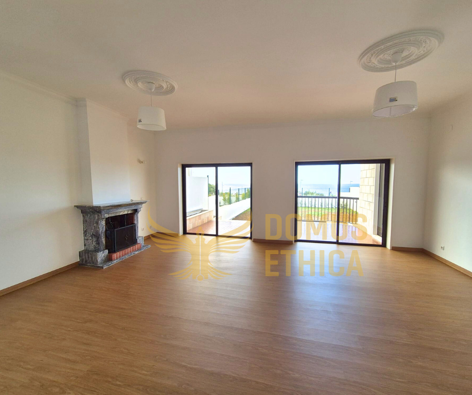 Unique 3-bedroom house on the seafront, Parede, Cascais