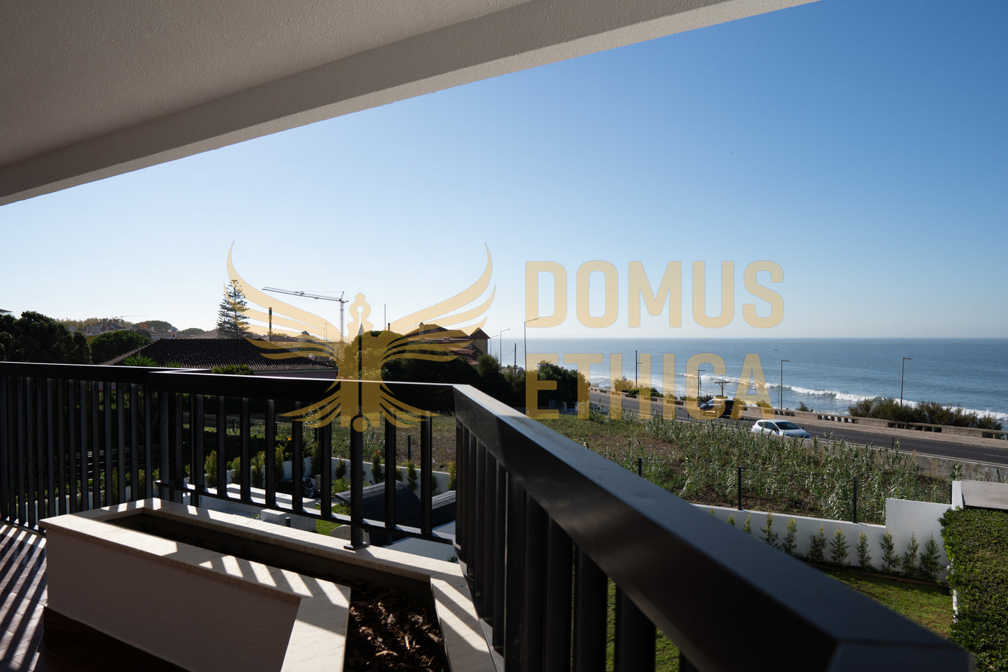Unique 3-bedroom house on the seafront, Parede, Cascais