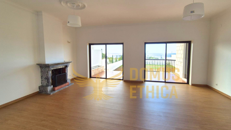 Unique 3-bedroom house on the seafront, Parede, Cascais