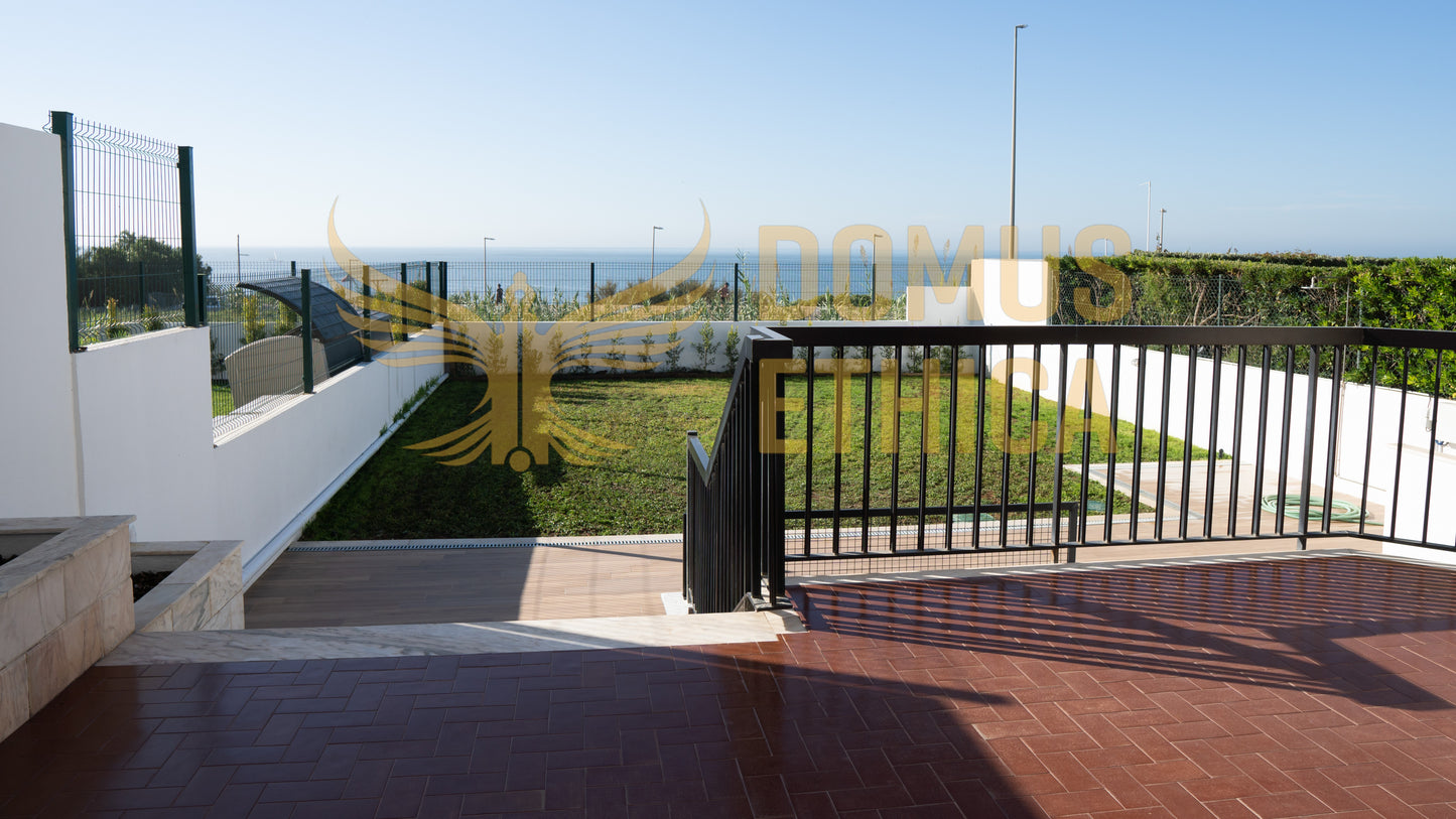 Unique 3-bedroom house on the seafront, Parede, Cascais