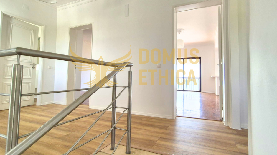 Unique 3-bedroom house on the seafront, Parede, Cascais
