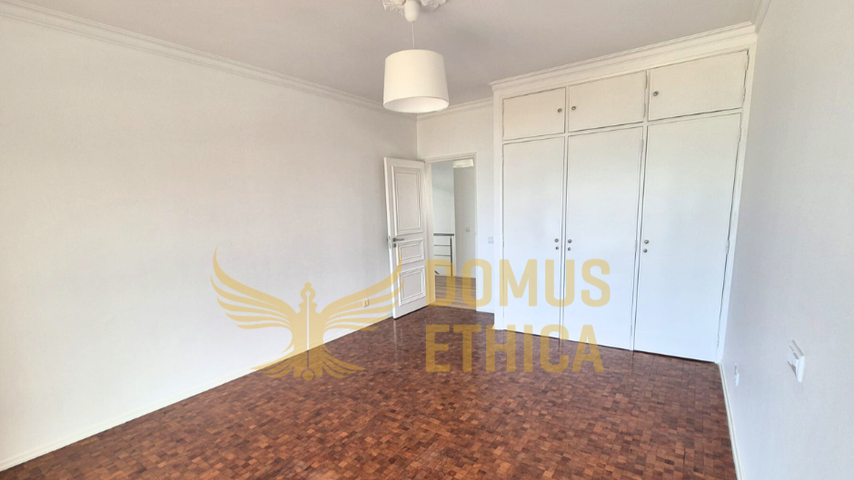 Unique 3-bedroom house on the seafront, Parede, Cascais