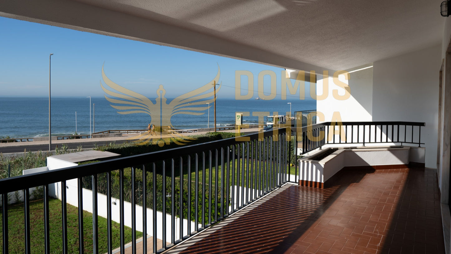 Unique 3-bedroom house on the seafront, Parede, Cascais