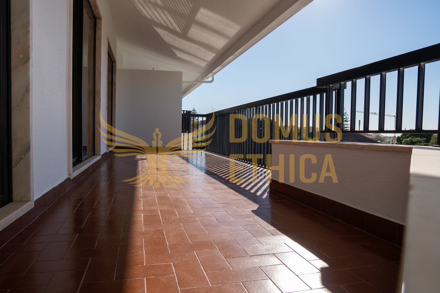 Unique 3-bedroom house on the seafront, Parede, Cascais