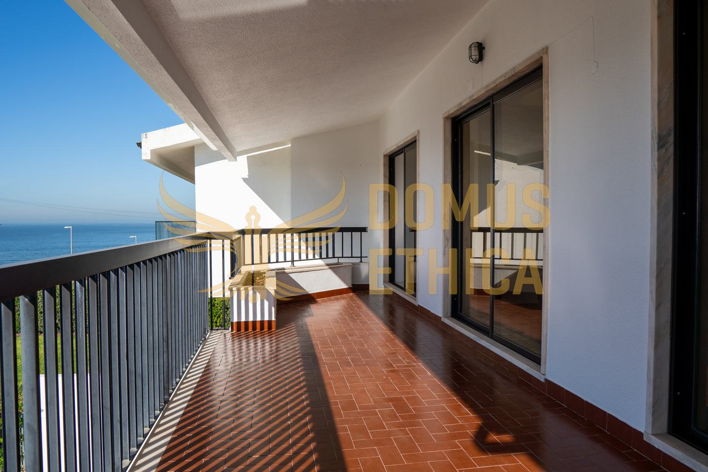 Unique 3-bedroom house on the seafront, Parede, Cascais