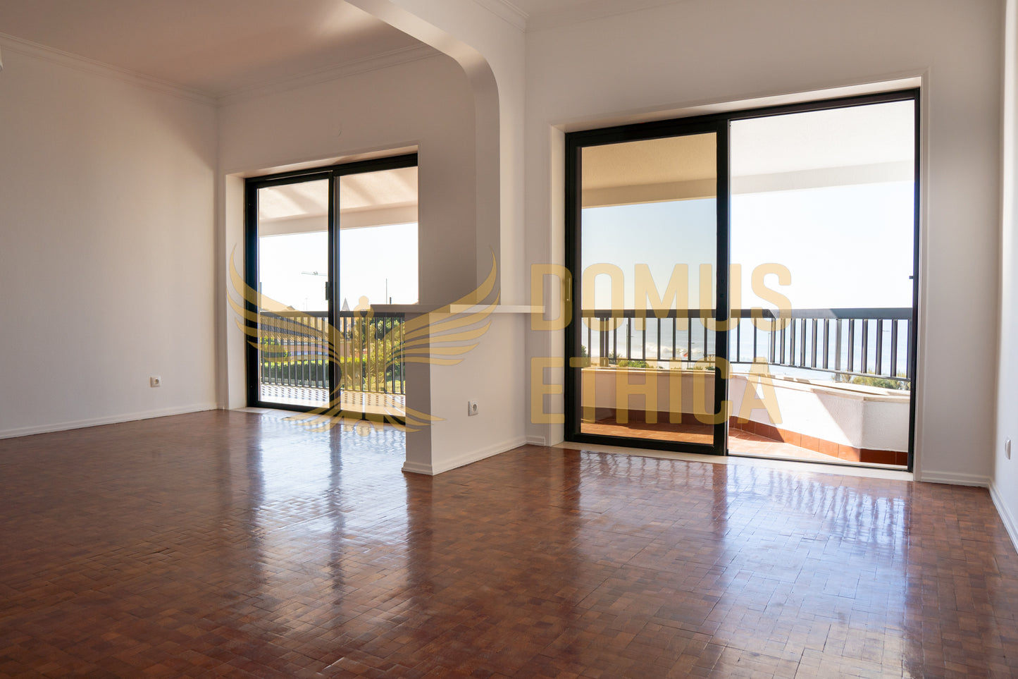 Unique 3-bedroom house on the seafront, Parede, Cascais