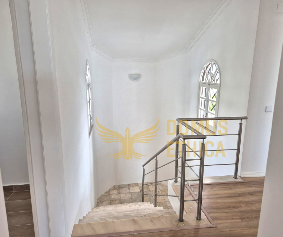 Unique 3-bedroom house on the seafront, Parede, Cascais