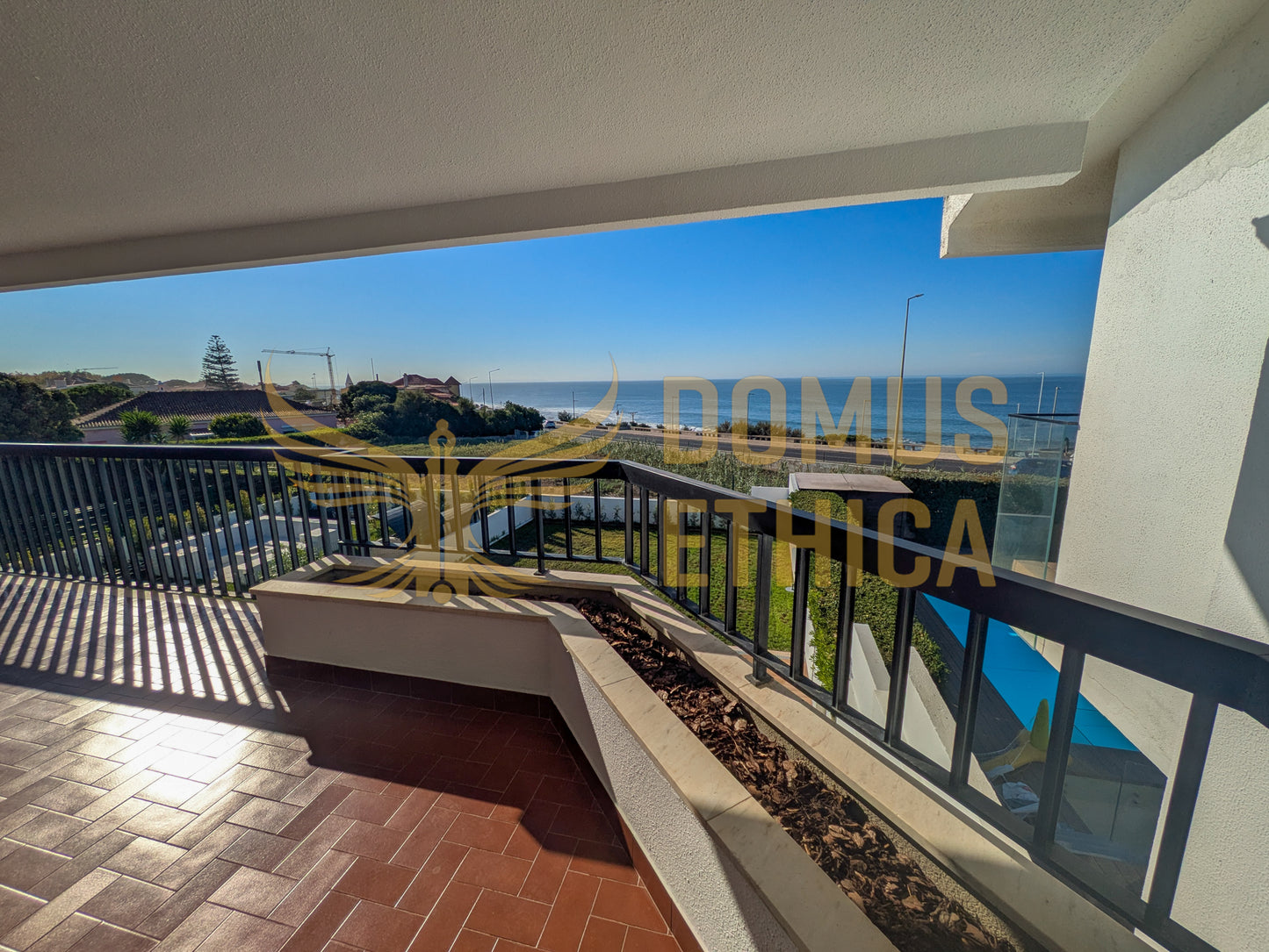 Unique 3-bedroom house on the seafront, Parede, Cascais