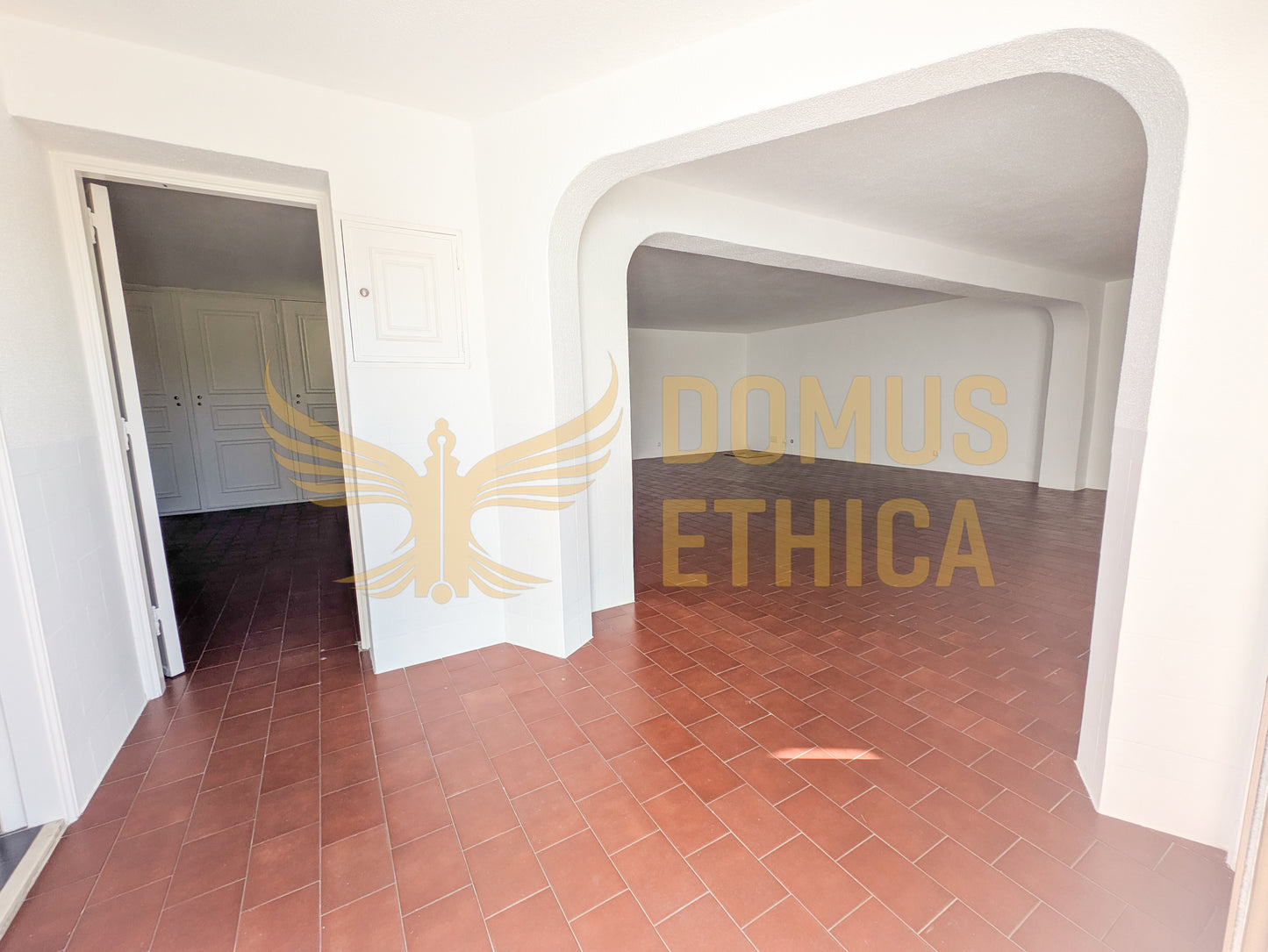 Unique 3-bedroom house on the seafront, Parede, Cascais