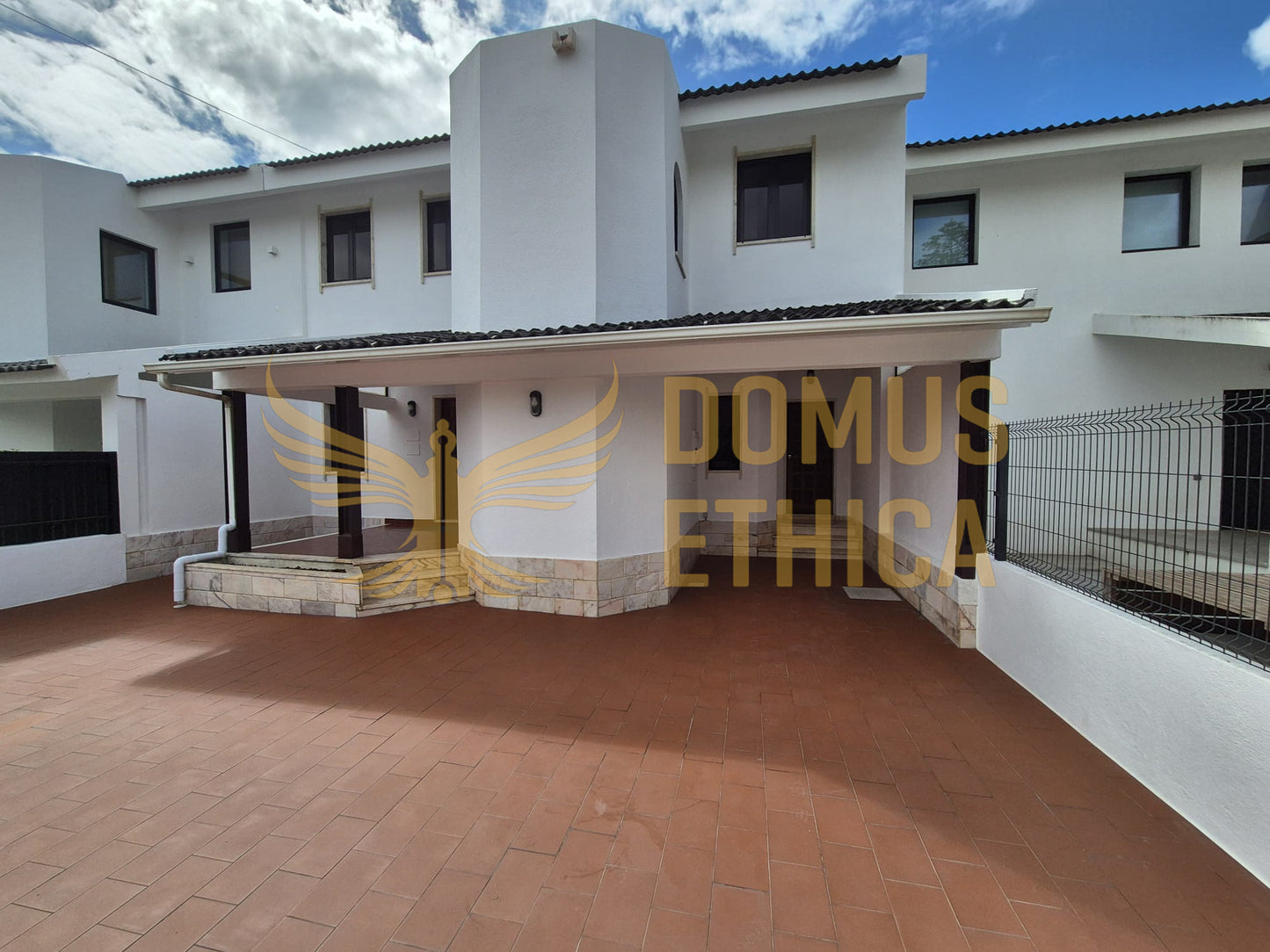 Unique 3-bedroom house on the seafront, Parede, Cascais