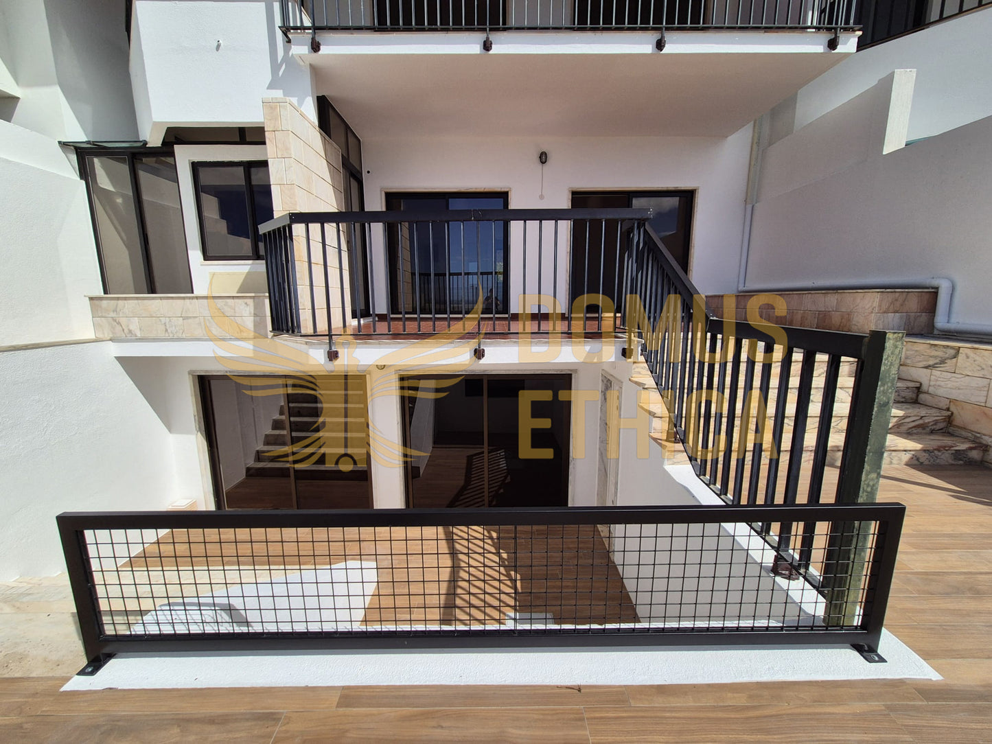Unique 3-bedroom house on the seafront, Parede, Cascais