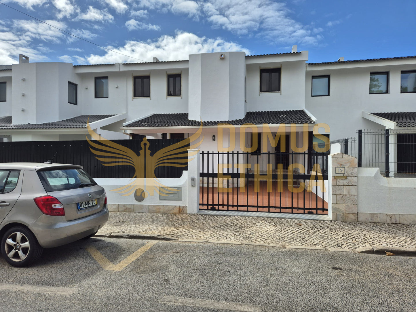 Unique 3-bedroom house on the seafront, Parede, Cascais