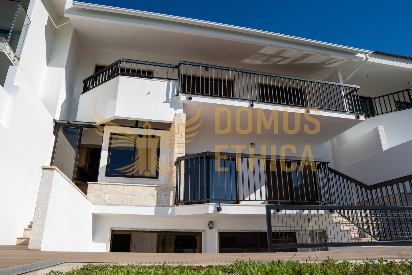 Unique 3-bedroom house on the seafront, Parede, Cascais
