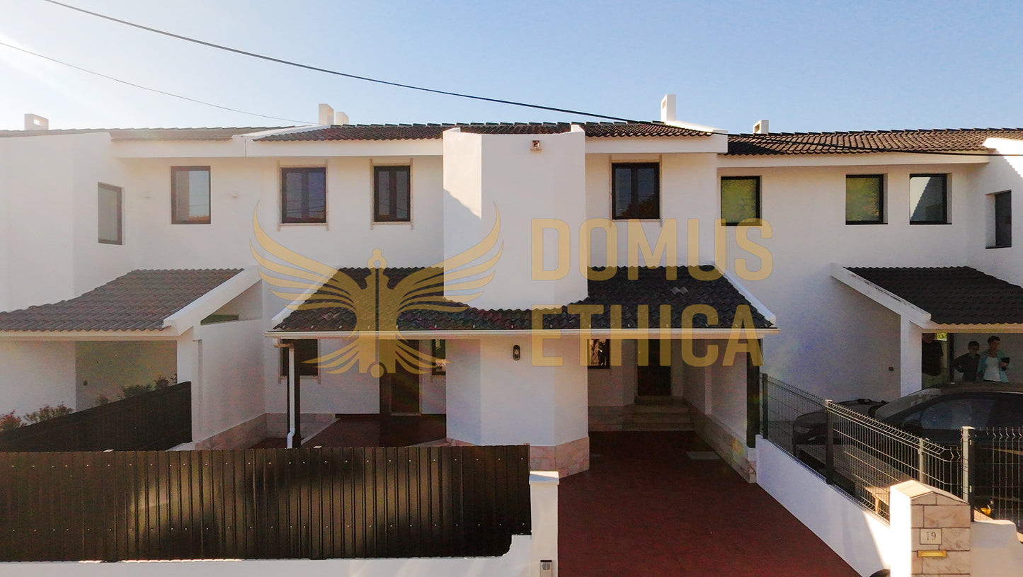 Unique 3-bedroom house on the seafront, Parede, Cascais