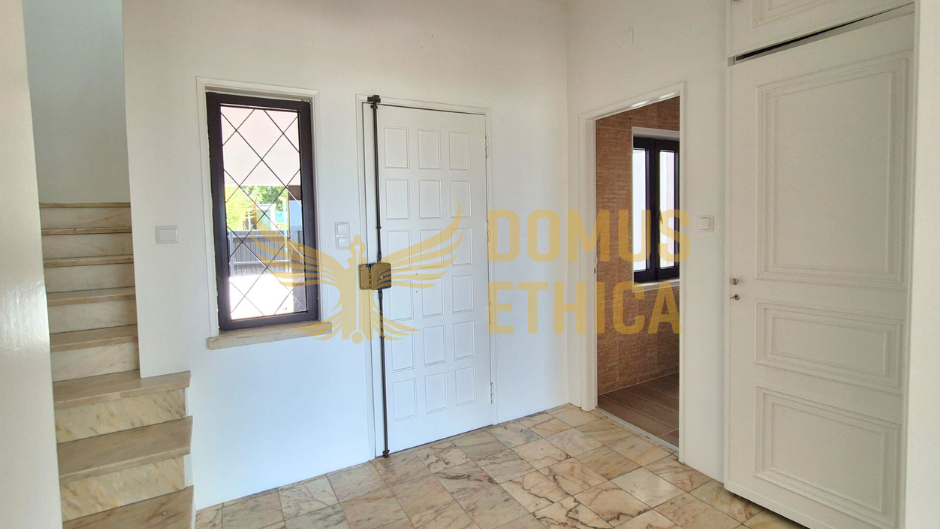 Unique 3-bedroom house on the seafront, Parede, Cascais
