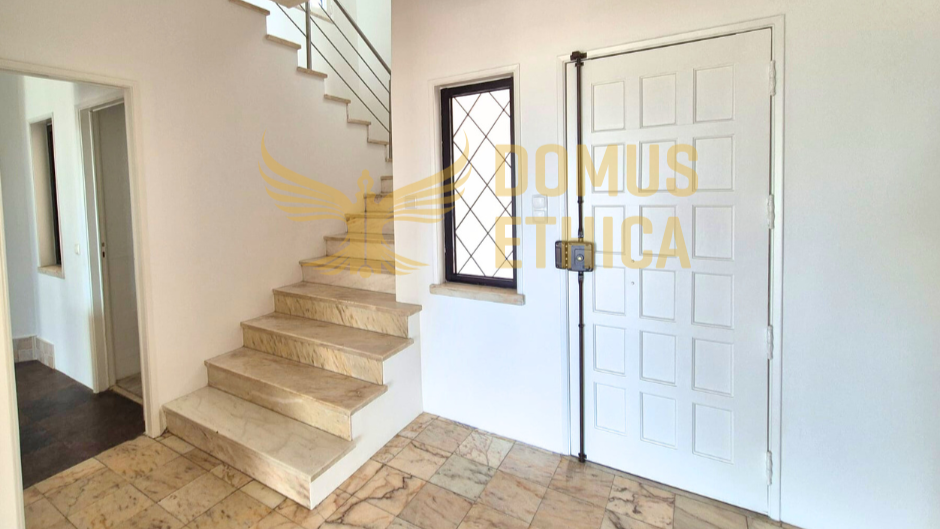Unique 3-bedroom house on the seafront, Parede, Cascais