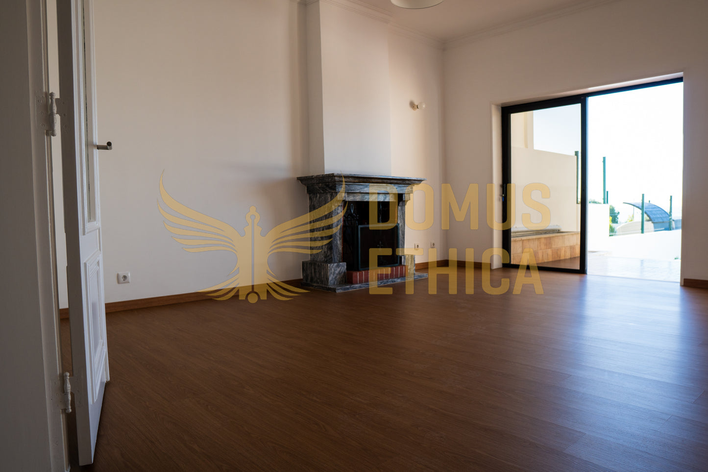 Unique 3-bedroom house on the seafront, Parede, Cascais