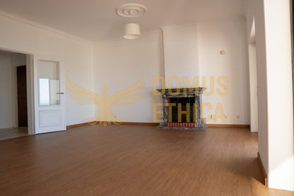 Unique 3-bedroom house on the seafront, Parede, Cascais